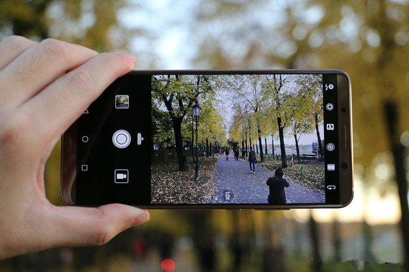 huawei mate 10 on hand